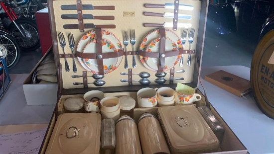 Picnic Set for 6 in Luggage - SELLING NO RESERVE