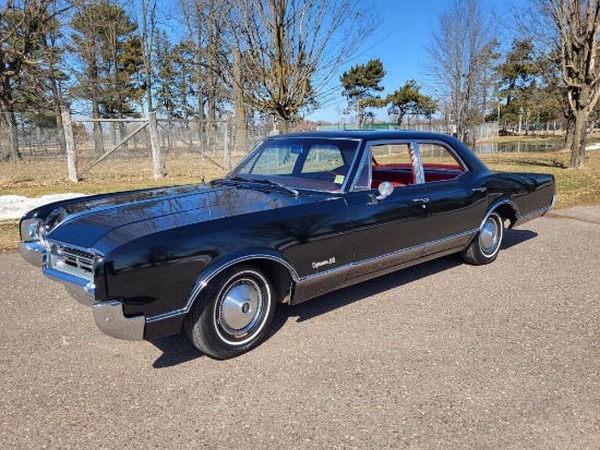 1966 Oldsmobile Dynamic 88 Celebrity Sedan
