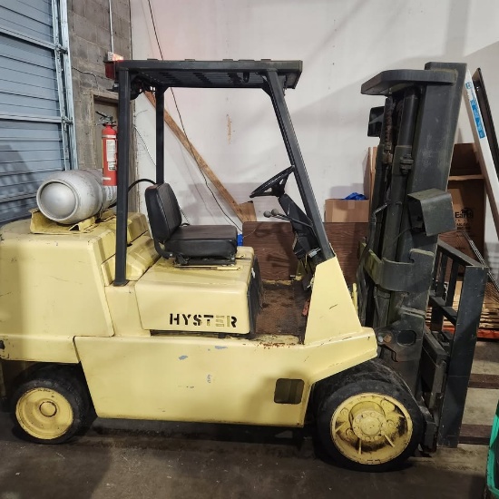Hyster 10,000lb Two-Stage Forklift w/ Side-Shift