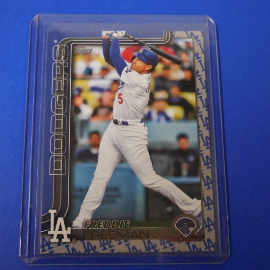 2025 TOPPS #239 FREDDIE FREEMAN TEAM LOGO SP DODGERS