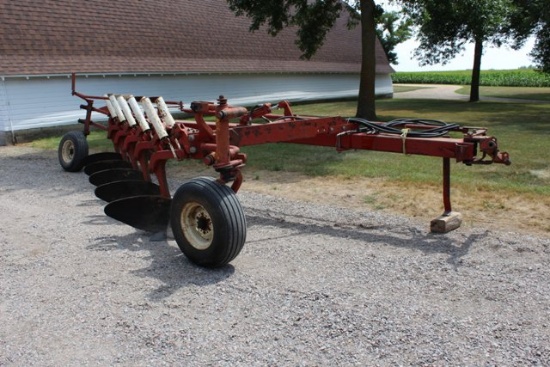 IH 720 5 BOTTOM ON LAND PLOW, NO COULTERS, AUTO