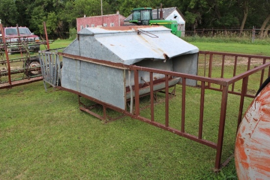 SMALL CATTLE CREEP FEEDER WITH SIDES