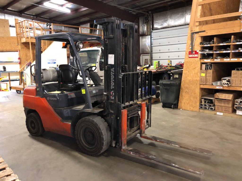 Toyota model 8FGU30 forklift, dual fuel, side shift, 48" forks, 187" mast,