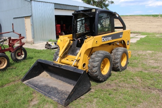 JOHN DEERE 320 SKID LOADER, ENCLOSED CAB,