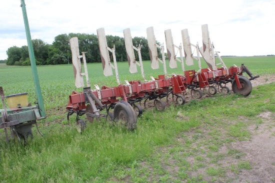 IH 183 8 ROW 30" CULT, SPEED SHEILDS,