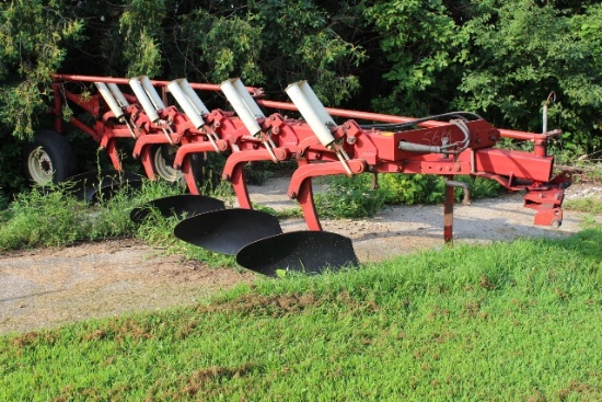 IH 720 5-16'S PLOW, AR, COULTERS