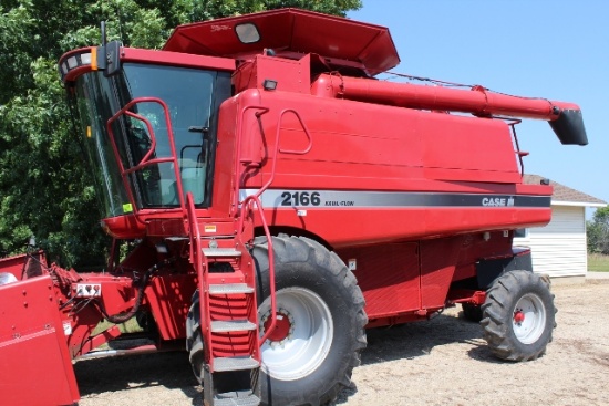 1997 CASE IH 2166 COMBINE,