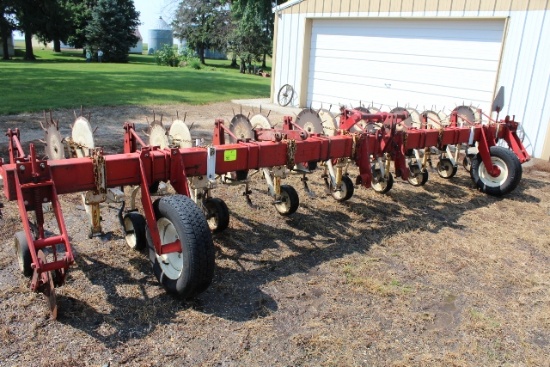 IH 153 8R30" CULTIVATOR, WITH ROLLING SHIELDS