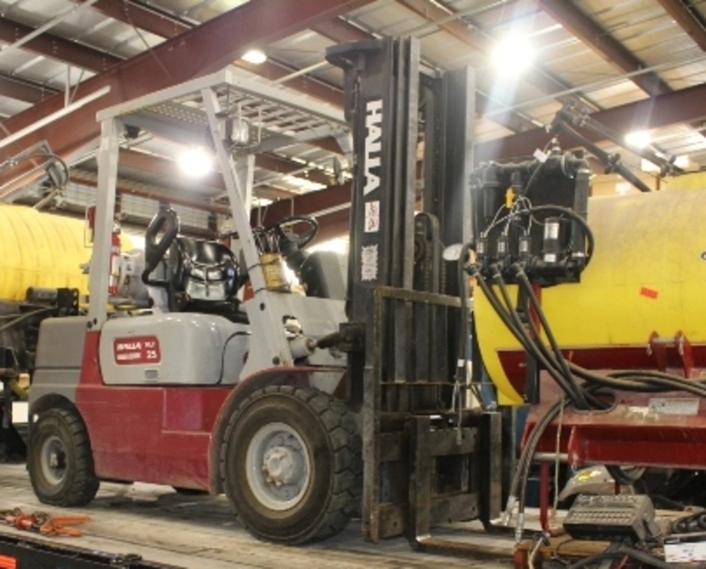 HALLA CLARK HLF25 LP GAS FORK LIFT, 3 STAGE MAST,