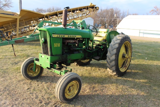 JOHN DEERE 1010 GAS TRACTOR, WF, SINGLE HYD, 12 VOLT SYSTEM, 540 PTO, 3PT, QUICK HITCH, FENDERS,