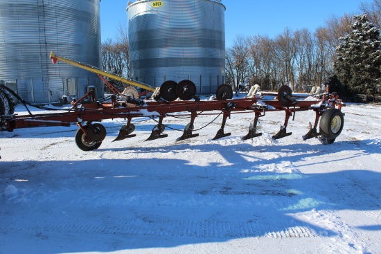 IH 720 7X18" ON LAND PLOW, (7) COULTERS