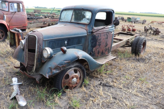 1937 FORD SINGLE AXLE TRUCK, FLATHEAD V-8,