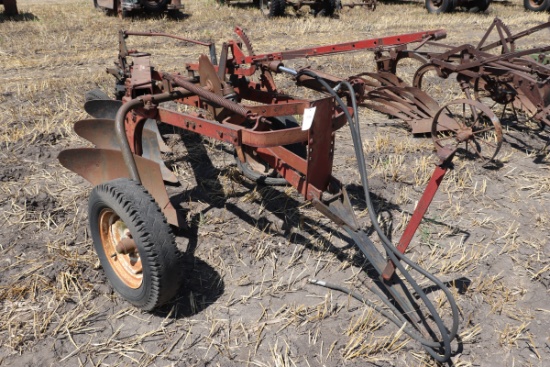 IHC 70 TRAILING PLOW, 3-14" HYD LIFT, CYLINDER