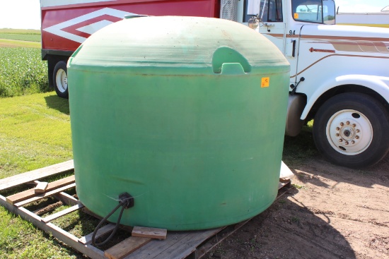 1,300 GALLON POLY WATER TANK