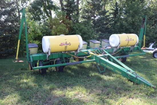 JOHN DEERE 7000 8R30" PLANTER, FOLDING MARKERS,