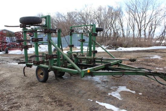 MELROE 25' PULL TYPE CHISEL PLOW, WING FOLD