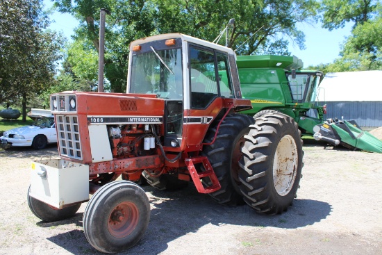 1977 IH 1086 Tractor, 10.00-16 Fronts, 18.4-38 Rear Duals, 3 Hyd,