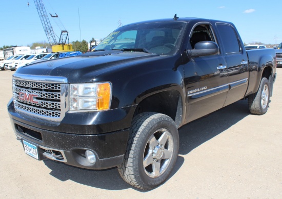 2011 GMC 2500 Denali HD, Vortec 6.0L, 4 Door, 6'5" Box, Navigation, Park Assist Sensors,