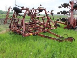 IH 4600 24.5’ Vibra Shank PT Field Cult, 3 Bar Harrow, Wing Fold, Walking T