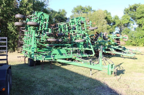 John Deere 985 48.5' Field Cult, 5 Fold, Walking Tandems On All Sections, (4) Front Gauge Wheels,