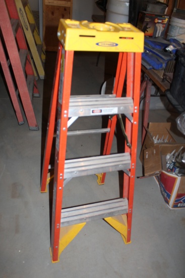 Werner 4' Fiberglass Ladder, 300#