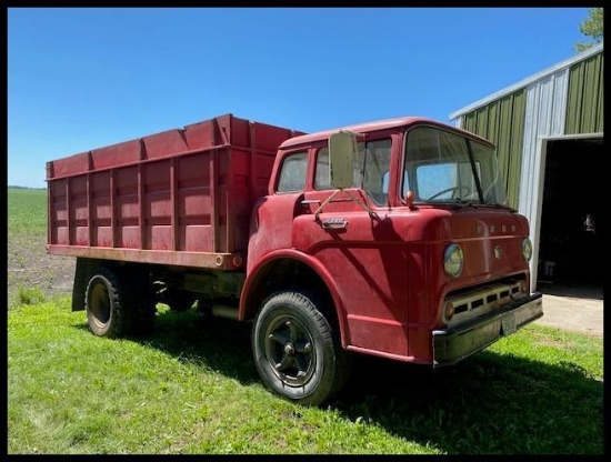 ***Ford 750 Single Axle Truck, 15' Knapheide Steel Box, Hoist, 126093 miles, 5+2, 9.00-20 on Spokes,