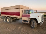 *** 1975 INTERNATIONAL F1800 GRAIN TRUCK, 392 GAS ENGINE, 5 & 4 SPEED, TWIN SCREW,