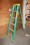 WERNER 6' FIBERGLASS STEPLADDER