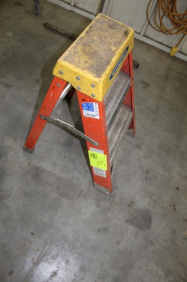 WERNER FIBERGLASS 2' STEP LADDER, 300# CAP