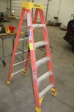 WERNER FIBERGLASS 6' STEP LADDER, 300# CAP