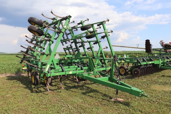 2003 John Deere 30.5' 980 Field Cultivator, PermaLoc Shovels, (61) 150# Shanks,