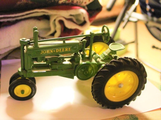 1/16 JOHN DEERE UNSTYLED A TOY TRACTOR, NF, NO BOX