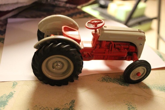 1/16 FORD 8N TOY TRACTOR, NO BOX