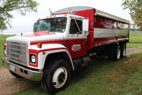 *** 1987 INTL S1900 TANDEM AXLE GRAIN TRUCK, 20' CRYSTEEL BOX, HOIST, 3 PC ENDGATE,