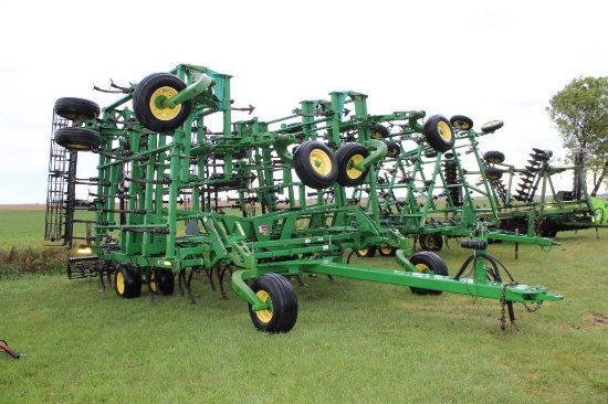 2009 JOHN DEERE 2210 FIELD CULT, 50.5', 5 FOLD, 2 BAR HARROW, ROLLING BASKETS,
