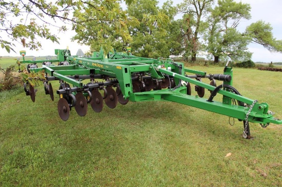 JOHN DEERE 2700 9 SHANK, 24" SPACING, 10" POINTS, SHIN GUARDS, REAR DISK LEVELERS,