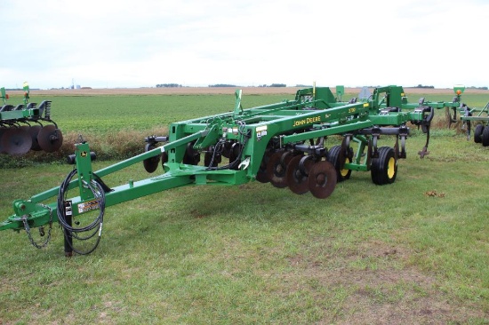 JOHN DEERE 2700 7 SHANK 24" DISK RIPPER, 10" POINTS, SHIN GUARDS, REAR DISK LEVELERS,