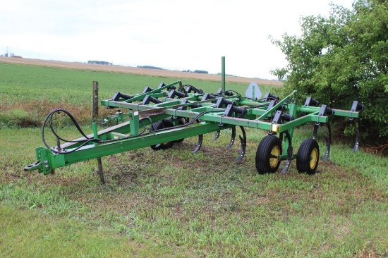 JOHN DEERE 610 CHISEL PLOW, 17', (17) SHANKS, NEW 3" REVERSIBLE TWIST POINTS, SINGLE POINT DEPTH