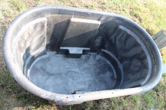 100 GALLON RUBBERMAID WATER TANK