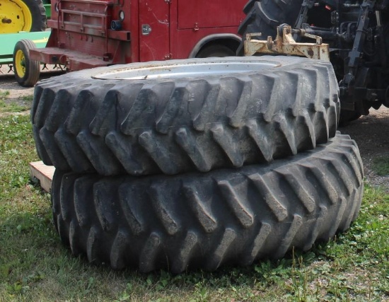 18.4R42 DUALS OFF OF 7120 MAGNUM TRACTOR, 10 BOLT HUBS, BOLTS, WEDGES,