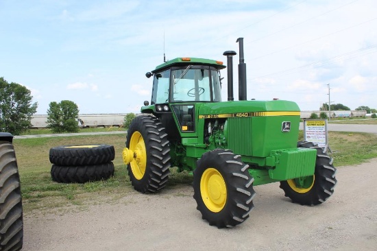 1980 JOHN DEERE 4640 PFWD TRACTOR, 18.4R42 REAR DUALS, 14.9-24 FRONTS, COMFORT STEP, (12) FRONT