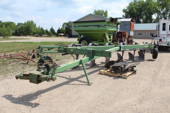 JOHN DEERE MODEL 2800 6 BOTTOM PLOW WITH COULTERS ON PALLET, SEMI INT, ONLAND