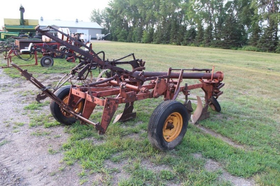 MM 3-16'S TRAILING PLOW, TRIP BOTTOM, ONE COULTER, HYD LIFT, NO CYLINDER