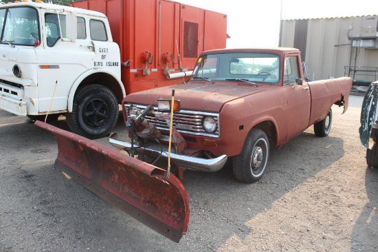 INTERNATIONAL 4X4 PICKUP, NOT RUNNING, WESTERN 9' SNOW PLOW, NO TITLE