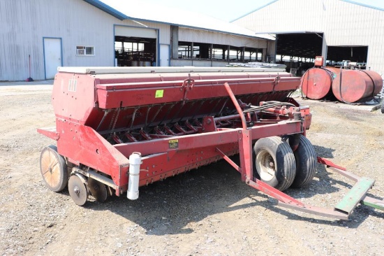 INTERNATIONAL MODEL 620 GRAIN DRILL, 7" SPACINGS, 14' WITH GRASS SEEDER,