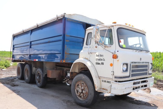 **1981 INT 1950B TANDEM AXLE TRUCK WITH FRON LIFT TAG, 20' STEEL BOX WITH HEAD LIFT HOIST,