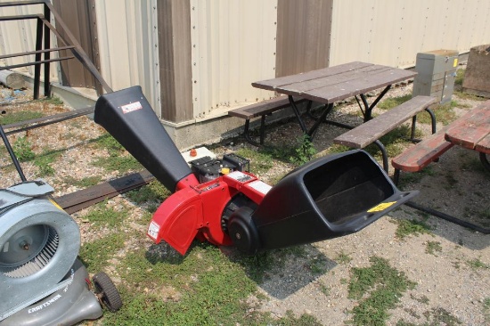 YARD MACHINE 8HP GAS ENGINE CHIPPER ON CART