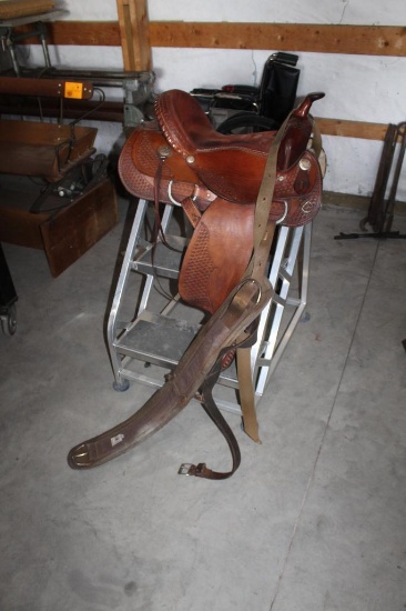 15" DAKOTA SADDLERY HAND CRAFTED SADDLE, GOOD CONDITION