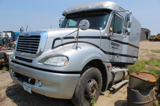 *** 2005 Freightliner Columbia Semi Tractor, Sleeper Cab, Cut off, 10 Speed