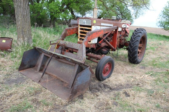 FARMALL 460, GAS, WIDE FRONT, SINGLE HYD, PTO, NEWER 14.9-38'S, WITH HYD TRIP BUCKET LOADER,